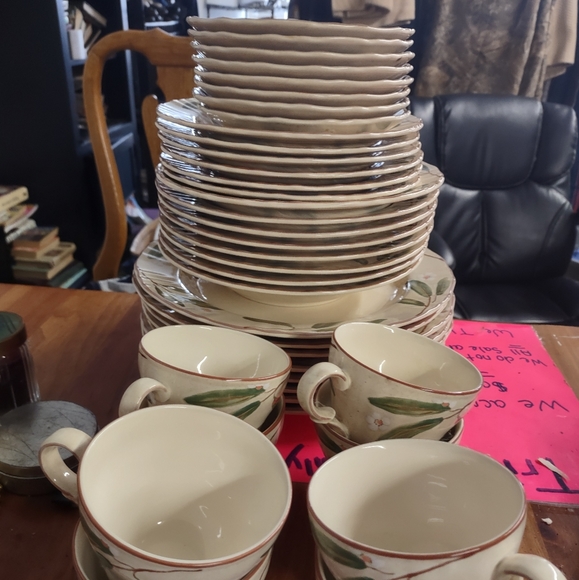 Mikasa Country Classic DC305 Petite Bloom 8 PC place settings - Picture 8 of 8